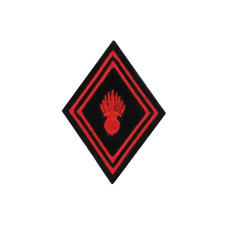 Ecusson de bras losange brodé rouge sur un fond velours noir pour soldat, caporal et caporal chef