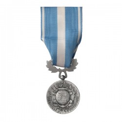 Médaille représentant un globe terrestre posé sur des trophée d'attributs militaires avec la légende "Médaille d'Outre-mer".
