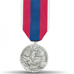 Médaille ordonnance defence nationale présente une effigie entourée de la mention gravée "République française"