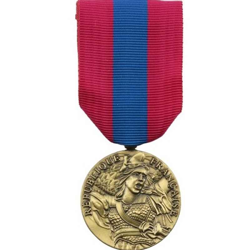 La médaille de la Défense nationale présente une effigie de la République, entourée de la mention gravée République française.