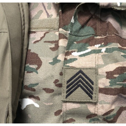 Galon de poitrine de Sergent-chef BM2 ou Maréchaldes logis-chef BM2, coloris fomec sur veste BME (bariolé multi environnement)