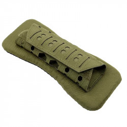 Épaulière tactique en coloris coyote ou kaki pour couvrir la sangle et porter ses bagages plus confortablement.